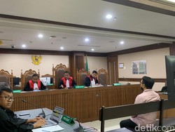 Eks Dirjen Kemendagri Minta Divonis Ringan: Anak Saya 5 Masih Kecil