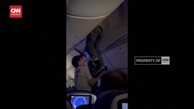 VIDEO: Pesawat Turbulensi Hebat, Penumpang Nyangkut di Bagasi Kabin
