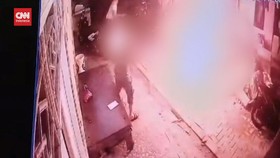 VIDEO: Momen Kejam Suami Bakar Istri di Hadapan Tetangga Terekam CCTV