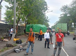 Truk Tabrak Tiang Listrik dan Motor Bakso di Surabaya, Sopir Tewas
