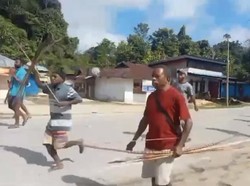 Pria di Maybrat Tewas Ditikam Teman, Keluarga Korban Blokir Jalan Raya