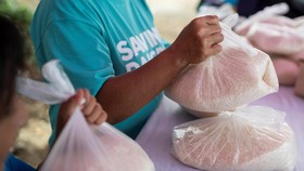Uang Orang Miskin RI Habis Terkuras untuk Beli Beras dan Rokok
