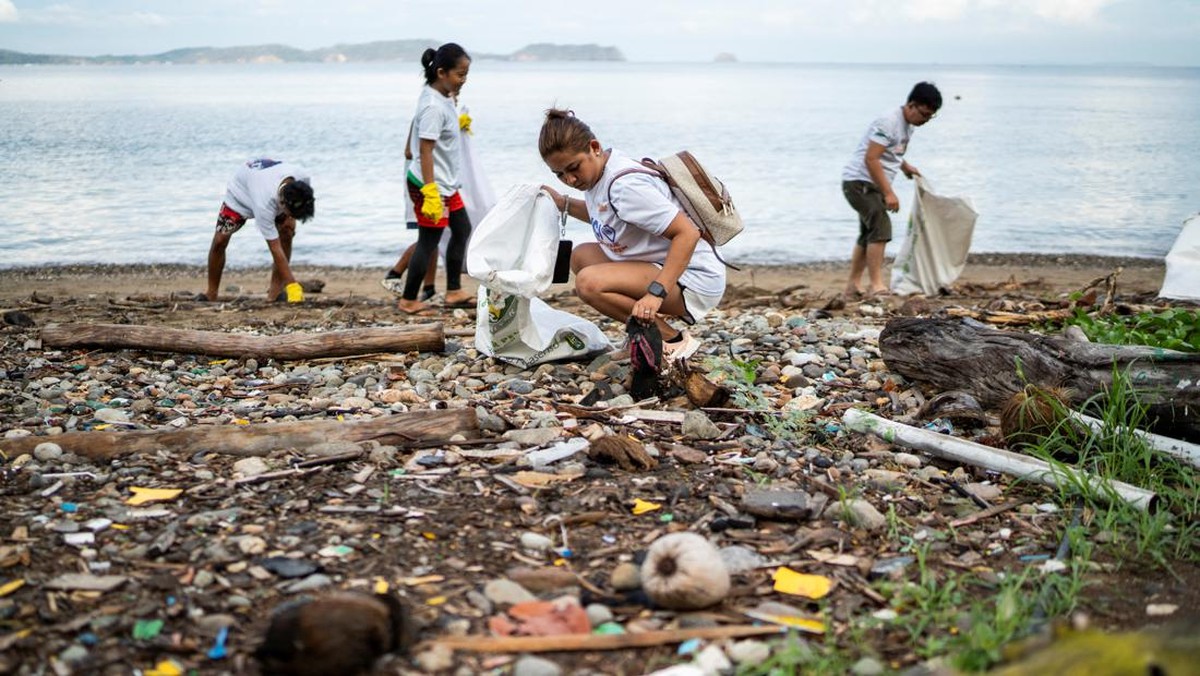 FOTO: Barter Sampah dengan Beras demi Pantai yang Bersih di Filipina