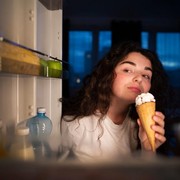 Ketahui 5 Bahaya Sering Makan Menjelang Waktu Tidur, Salah Satunya Bikin Asam Lambung Naik!