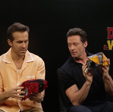 Ryan Reynolds & Hugh Jackman Dapat Hadiah Blangkon 'Deadpool & Wolverine'