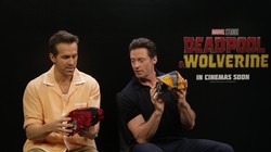 Ryan Reynolds & Hugh Jackman Dapat Hadiah Blangkon 'Deadpool & Wolverine'