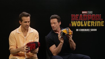 img-title Ryan Reynolds & Hugh Jackman Dapat Hadiah Blangkon 'Deadpool & Wolverine'