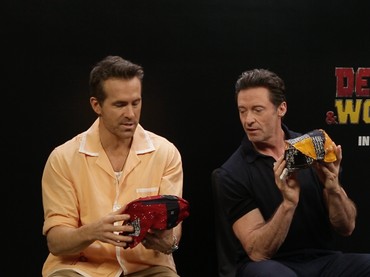 Ryan Reynolds & Hugh Jackman Dapat Hadiah Blangkon 'Deadpool & Wolverine'