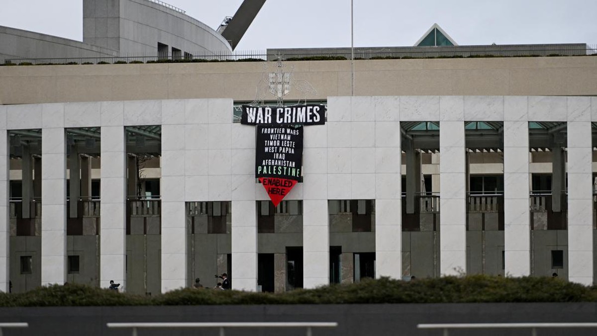 FOTO: Massa Pro-Palestina Duduki Atap Gedung Parlemen di Australia