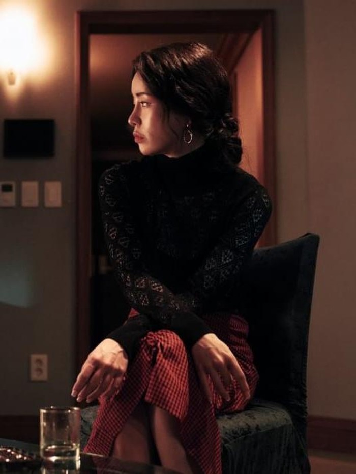 Di beberapa drama sebelumnya, seperti ‘The Glory,’ Lim Ji Yeon dikenal dengan akting ‘Villain’ yang memukau. Wajahnya yang tampak ‘Judes’ sangat mendukung setiap karakter yang dimainkannya./ Foto: Instagram.com/plusm_entertainment