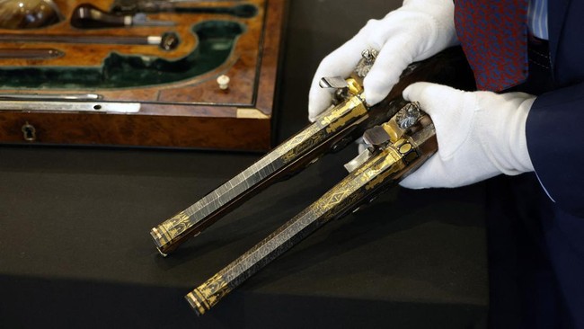 FOTO: Pistol Akhir Hayat Napoleon Dilelang, Diperkirakan Laku Rp26 M