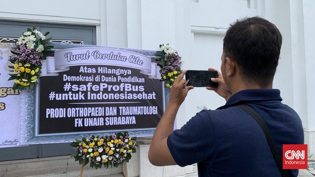 Dekan FK UNAIR Surabaya Budi Santoso dicopot tak lama setelah menolak rencana mendatangkan dokter asing. Berikut beberapa fakta pencopotan sejauh ini.