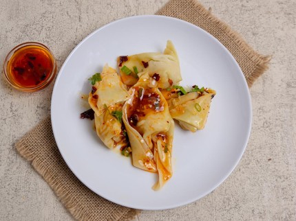 Resep Pangsit Chilli Oil, Camilan Lembut Gurih Berbalut Saus Pedas Mantap