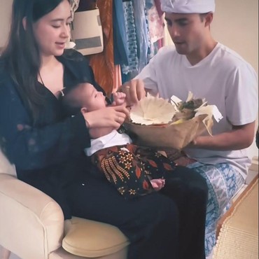 Anak Berusia 2 Bulan, 7 Momen Laura Theux & Indra Brotolaras Jalani Upacara Dedinan