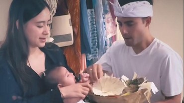 Anak Berusia 2 Bulan, 7 Momen Laura Theux & Indra Brotolaras Jalani Upacara Dedinan