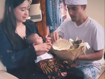 Anak Berusia 2 Bulan, 7 Momen Laura Theux & Indra Brotolaras Jalani Upacara Dedinan