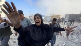 FOTO: Tangis Warga Gaza Selatan Kembali Digempur Israel