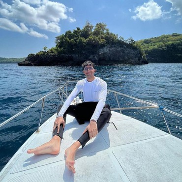 7 Potret Izzat Assegaf Anak Semata Wayang Najwa Shihab Bekerja sebagai Budak Korporat