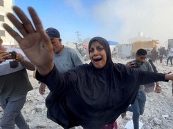Tangis Warga Gaza saat Israel Serang Pengungsian di Khan Younis, 71 Tewas