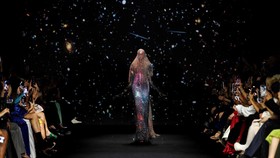 Perjalanan Waktu Koleksi Couture 'TIME' Robert Wun