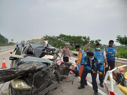 Innova Hantam Truk di Tol Batang Km 362, 3 Orang Tewas