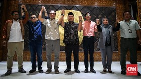 (Kiri-kanan) Idham Holik, Parsadaan Harahap, Yulianto Sudrajat, Ketua plt KPU Mochammad Afifuddin, Agus mellaz, Betty Epsilon dan Sekjen KPU Bernard Dermawan Sutrisno berjabat tangan usai konferensi pers terkait pemilihan petugas pelaksana ketua KPU