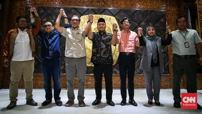 (Kiri-kanan) Idham Holik, Parsadaan Harahap, Yulianto Sudrajat, Ketua plt KPU Mochammad Afifuddin, Agus mellaz, Betty Epsilon dan Sekjen KPU Bernard Dermawan Sutrisno berjabat tangan usai konferensi pers terkait pemilihan petugas pelaksana ketua KPU 