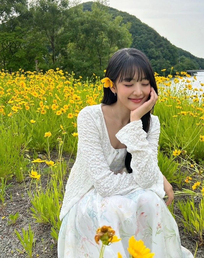Minnie tampil segar dan anggun dalam balutan long dress bunga-bunga putih yang dilengkapi dengan kardigan berwarna senada. Dengan background bunga-bunga yang cantik, ia tampil seperti princess musim panas yang sempurna. / Foto: Instagram/min.nicha
