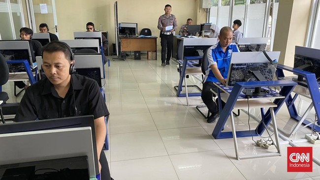 Sejumlah warga mengikuti ujian saat pembuatan surat izin mengemudi (SIM)