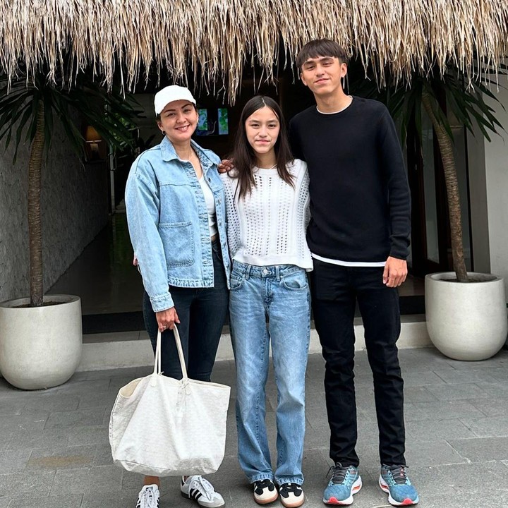 <p>Melihat dari laman Instagram kedua orang tuanya, Sabrina kerap berpose bersama dengan kedua kakaknya. Meski memiliki kesibukan masing-masing, mereka tetap menyempatkan waktu untuk berkumpul bersama. (Foto: Instagram: @dagnesia)</p>