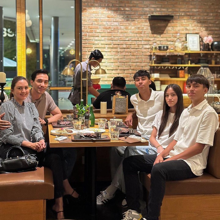 <p>"<em>Family Dinner.</em> Beruntung sekali hari ini break syuting, jadi seharian bisa di rumah, lanjut ke gereja dan <em>dinner</em> berlima. Sangat mencintaimu Mama dan anak-anak," ungkap Darius dalam sebuah unggahan dengan menyisipkan emotikon hati. (Foto: Instagram: @darius_sinathrya)</p>