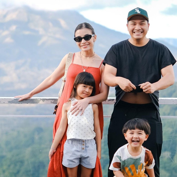 <p>Dalam sebuah unggahan, terlihat Dante tertawa lepas bersama sang Ayah. Sementara itu, sang Bunda dan Kakaknya lebih memilih untuk berpose kalem. (Foto: instagram: @glennalinskie)</p>
