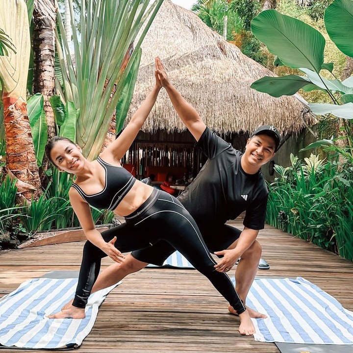 <p>Meski tengah berlibur, Glenn dan Chelsea tidak melupakan kegiatan olahraga mereka, Bunda. Keduanya bahkan menyempatkan waktu untuk melakukan yoga bersama. (Foto: instagram: @glennalinskie)</p>
