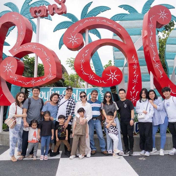 <p>Glenn Alinskie dan Chelsea Olivia memutuskan untuk membawa kedua anaknya untuk berlibur ke Bali. Tidak hanya berempat, mereka juga memboyong keluarga besarnya, lho. (Foto: instagram: @glennalinskie)</p>