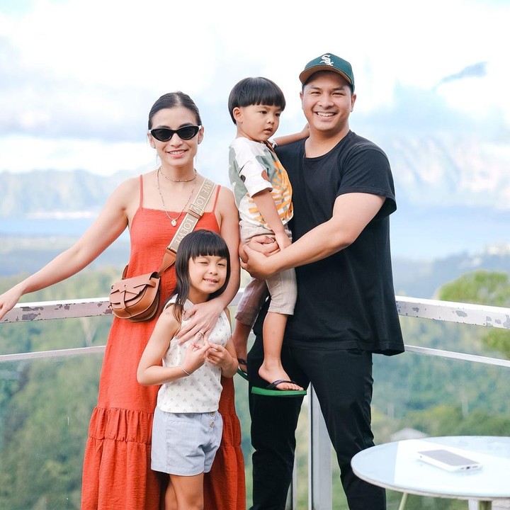 <p>"Terima kasih Bapa atas Kasih dan berkah yang mengalir melalui nadi-Mu dan hidup kami," tulis Glenn seraya menyisipkan emotikon hati. (Foto: instagram: @glennalinskie)</p>