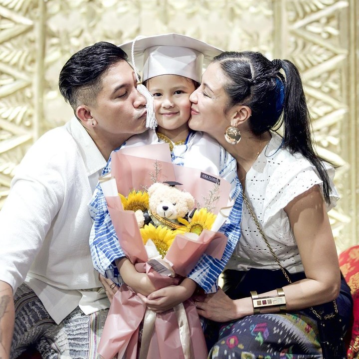 <p>"Sea sudah lukus TK guys. <em>Happy graduation day baby girl @sea__dedari.</em> Kita sangat bangga denganmu. Si gadis kecil yang manis dan baik hati. Kamu sangat bersinar sayang. Terus bersinar dan terus menjadi berkat kemanapun kamu ditempatkan ya sayang," tulis Sharena dengan emotikon hati. (Foto: Instagram: @mrssharena)</p>