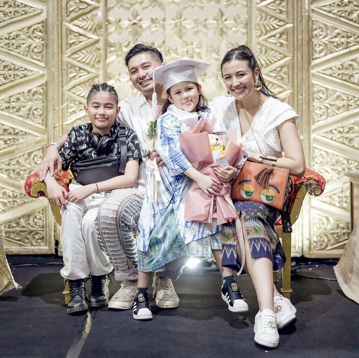 <p>Sea terlihat cantik ketika mengenakan toga dan baju kebaya, Bunda. Tampilannya pun semakin memesona dengan rambut panjang yang dibiarkan tergerai. (Foto: Instagram: @mrssharena)</p>