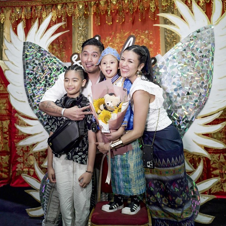 <p>Belum lama ini, Sharena mengunggah momen kelulusan Sea pada laman Instagram-nya. Sharena dan Ryan Delon mendampingi sang putri di acara hari kelulusannya. Tak ketinggalan, sang kakak, Ryshaka Dharma Situmeang juga turut hadir. (Foto: Instagram: @mrssharena)</p>