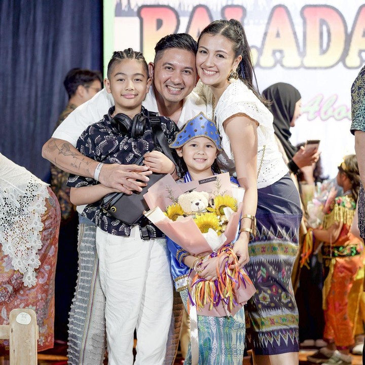 <p>Sharena Delon dan sang suami, Ryan Delon merasakan kebahagiaan baru sebagai orang tua. Anak kedua mereka, Sea Dedari baru saja lulus dari TK. (Foto: Instagram: @mrssharena)</p>