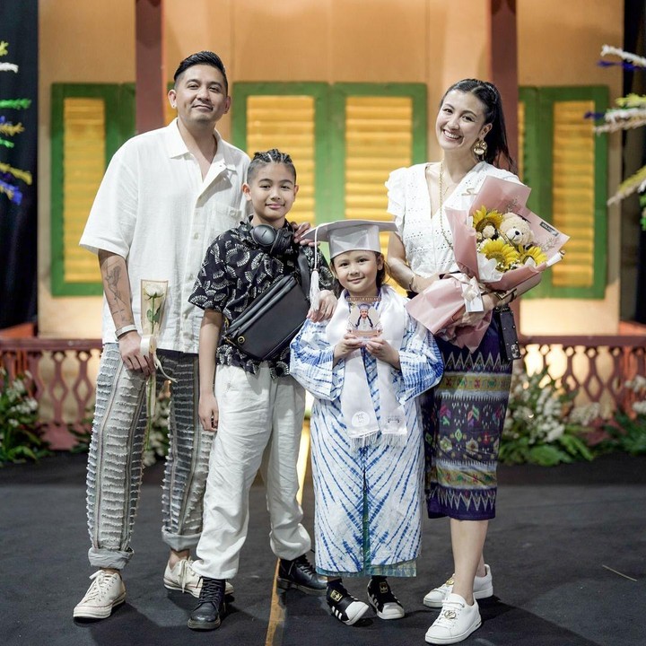 <p>"Ceyaaa tetap lucu terus ya. Gemoy terus. Kayaknya baru kemarin brojol," ungkap seorang netizen. "Ceyaaa, kok tiba-tiba sudah gede saja sih, dek? Kemarin masih bayi kamu dek. Selamat ya Ceya sayang. Tuhan berkati tumbuh kembangmu ya, Ceya," tutur netizen lainnya. (Foto: Instagram: @mrssharena)</p>