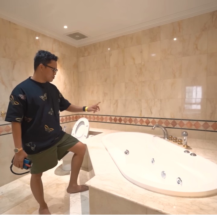 <p>Ruangan favorit Arief di hunian tersebut adalah kamar mandi dengan gaya klasiknya. "Gue suka banget kamar mandinya, jadi kayak balik ke taun 90-an gitu lho. <em>Bathub</em> juga cukup besar dan masih nyala semua, kloset juga masih bagus, kita cuma ganti kepalanya," ucap Arief. (Foto: YouTube Arief Muhammad)</p>
