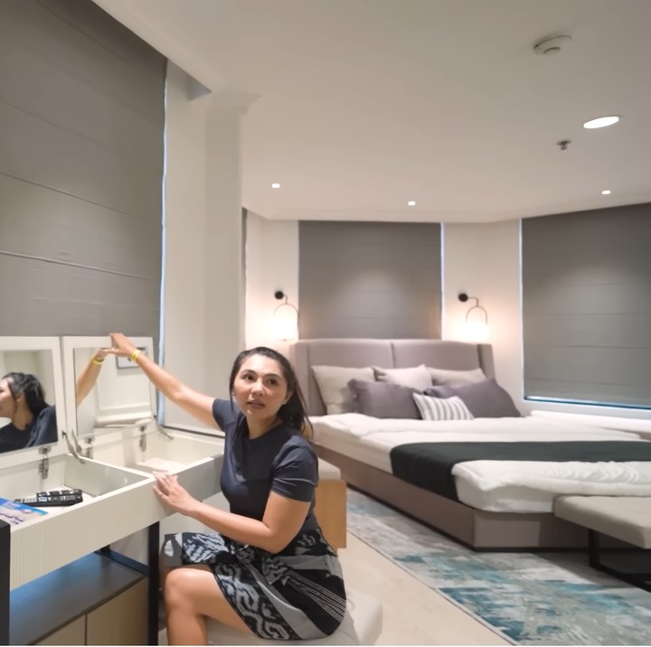 <p>Kamar utama Tipang dan Arief memiliki banyak jendela yang menampilkan pemandangan kota. Namun, posisi kasur di kamar ini sempat menjadi perdebatan mereka. (Foto: YouTube Arief Muhammad)</p>