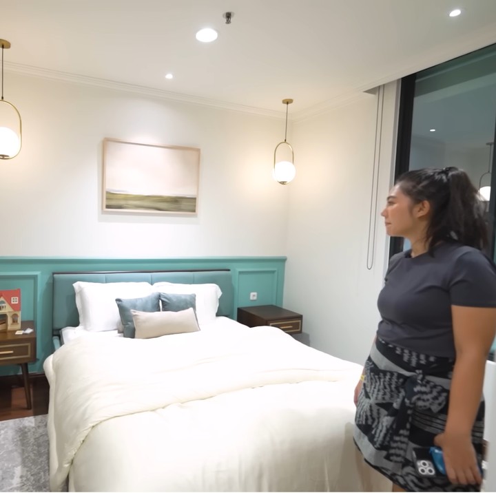 <p>Pasangan ini juga telah mempersiapkan kamar untuk anak mereka yang dihiasi dengan nuansa hijau. "Kita dapat <em>bedrest</em> dari sananya warna hijau, jadi biar <em>matching</em> kita sesuaikan," ucap Tipang. (Foto: YouTube Arief Muhammad)</p>