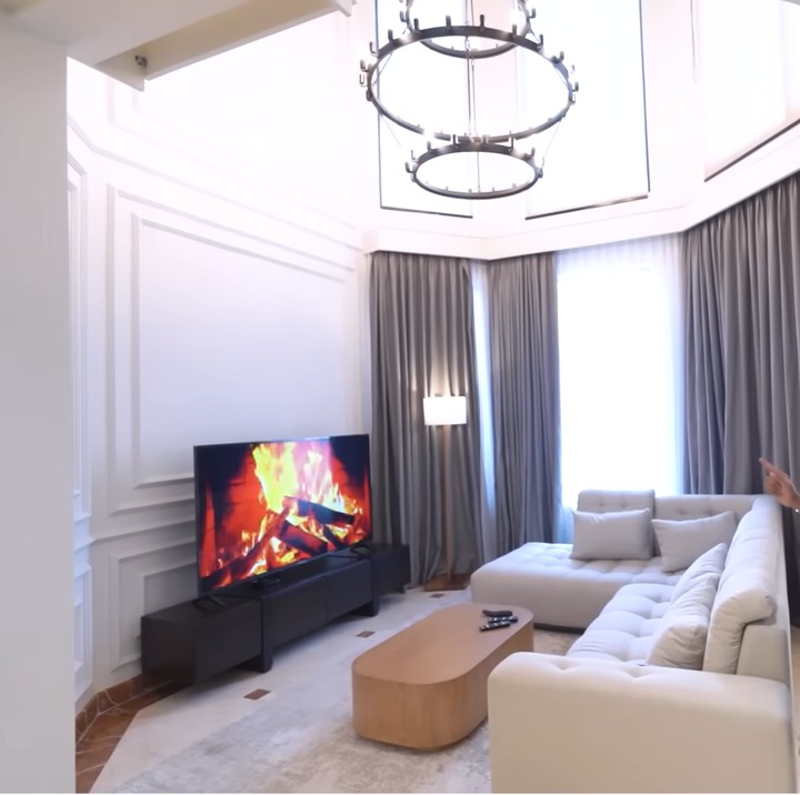<p>Apartemen mereka memiliki nuansa klasik dari furnitur bawaan pemilik sebelumnya. Salah satu yang mencuri perhatian adalah lampu gantung yang diletakkan di ruang tamu. "Apartemen ini sebenarnya sudah lama dari tahun 90-an. Tapi sudah susah cari apartemen yang <em>layout</em> kayak gini. Kalau apartemen modern sekarang malah kita kurang cocok karena rasanya kurang <em>homey,"</em> kata Arief. (Foto: YouTube Arief Muhammad)</p>
