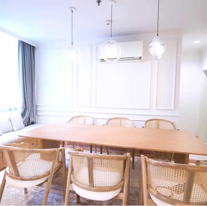<p>Arief Muhammad dan Tiara Pangestika baru saja membeli sebuah unit apartemen. Impian mereka untuk memiliki <em>penthouse</em> di kota sudah tercapai, Bunda. Pasangan ini tengah merenovasi <em>penthouse</em> tersebut agar desainnya cocok dengan selera mereka. "Kita ambil tema <em>wood</em> gitu, sama netral juga warnanya, jadi pakai yang <em>pastel wood</em> gitu," kata Tipang, sapaan Tiara. (Foto: YouTube Arief Muhammad)</p>