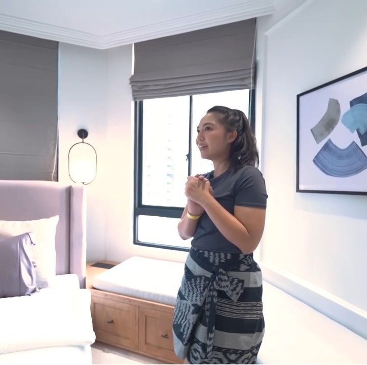 <p>"Sempat ada perdebatan desain kamar ini. Tadinya kepala kasurnya mau di sebelah sana biar langsung lihat pemandangan, tapi jadinya membelakangi kamar mandi, enggak bagus feng shuinya. Jadi kita bikin <em>bench</em> biar tetap bisa lihat pemandangan," ujar Arief. (Foto: YouTube Arief Muhammad)</p>