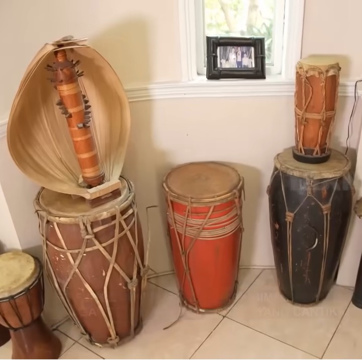 <p>Tak hanya pernak-pernik dan furnitur biasa, Reny serta Bimbim juga menghiasi rumah mereka dengan berbagai alat musik mulai dari yang tradisional hingga modern. (Foto: YouTube TRANS7 OFFICIAL)</p>