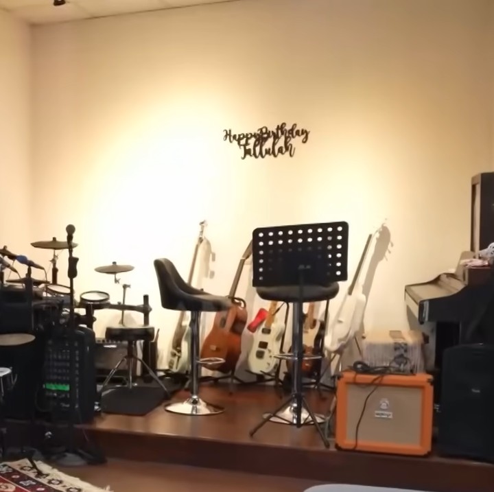 <p>Bimbim dan Reny juga memiliki ruang serbaguna untuk bermain musik, berlatih dance, merayakan ulang tahun, hingga menjadi tempat home schooling anak bungsu Bimbim. (Foto: YouTube TRANS7 OFFICIAL)</p>