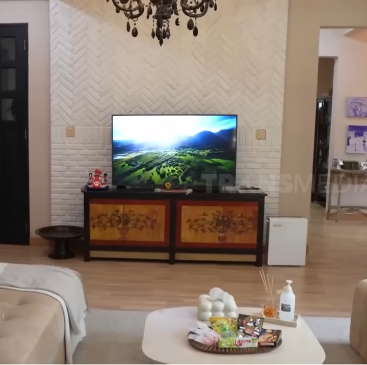 <p>Bimbim Slank memilki rumah di kawasan elite Jakarta Selatan. Rumah yang ia huni bersama istri dan anak-anaknya itu dipenuhi dengan barang antik, Bunda. (Foto: YouTube TRANS7 OFFICIAL)</p>