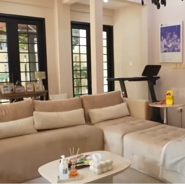 <p>Meski dipenuhi dengan barang antik, rumah mereka jauh dari kesan kuno. Nuansa homey justru diciptakan dari padu padan warna bumi nan hangat. (Foto: YouTube TRANS7 OFFICIAL)</p>